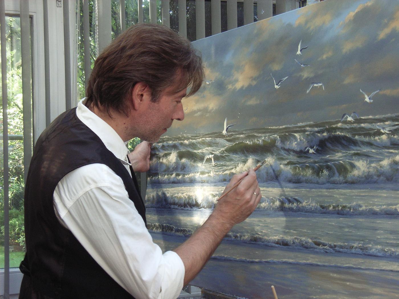 Künstler Karsten Meiwald malt eine seiner Brandungsbilder